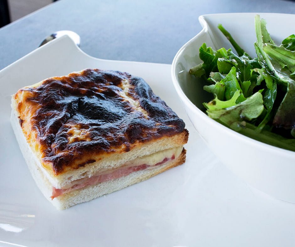 Croque monsieur servi sur le bateau Charlemagne