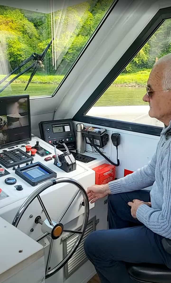 Le capitaine aux commandes du bateau Charlemagne